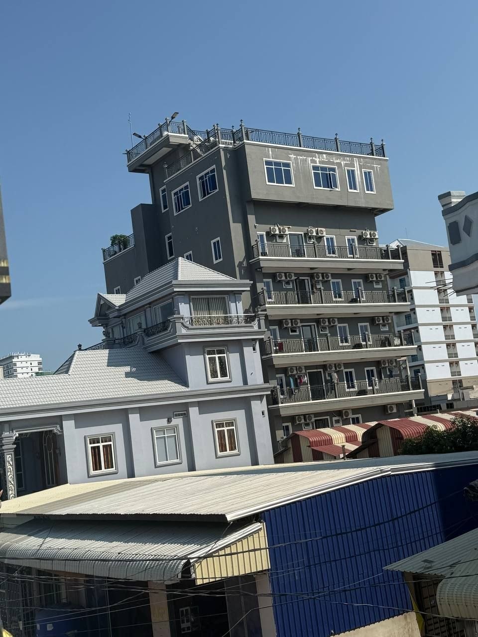 突发事件 刚刚波贝这栋大楼被宪兵队围住了