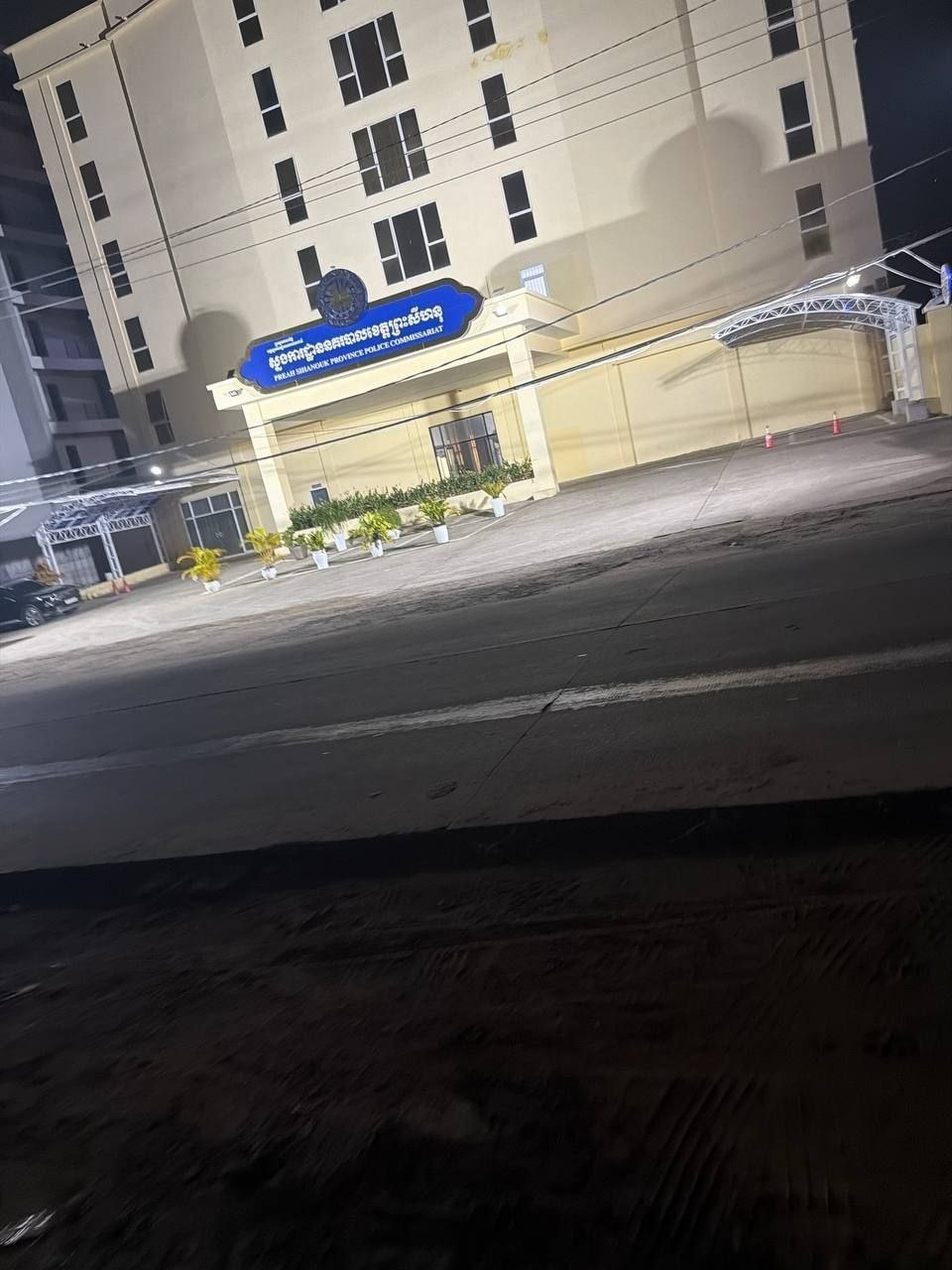 我就是前阵子从西港总局花了4000美金出来的，里面目前还有很多中国同胞在里面受难，很多都是护照劳工证齐全的，小黑屋有的几个月了还没有遣返，爆一下里面的价格表，被抓进去进小黑屋，想要到正常的房间需要花500美元升舱，拿手机需要300美金，拿外卖一次20000瑞尔起步，倒垃圾20000，没有犯事的想要出去需要花3000-5000美金贿赂警察才给放人，打野和偷渡来的需要花1万-5万放人，敢反抗直接暴打 电疗，这到底是警察局还是杀猪局，请金边警察和中国大使馆介入调查解救无辜的中国人