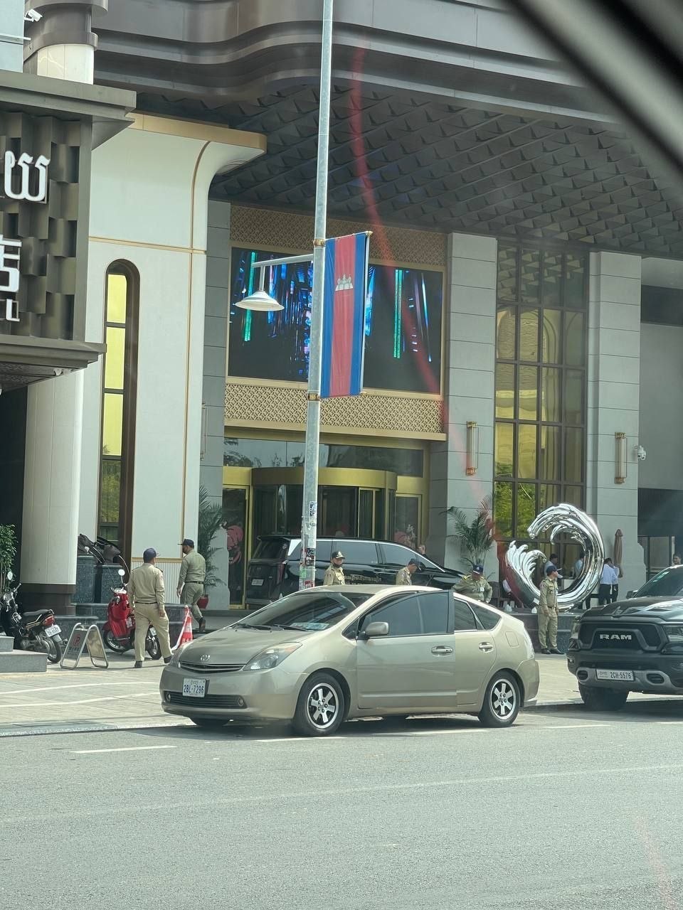 柬埔寨 #西港 海悦酒店楼下有10来个警察不知道要查什么，附近的兄弟小心点