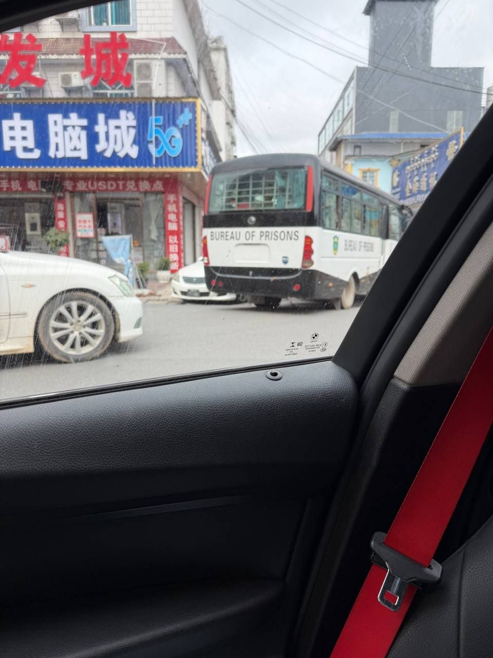 缅甸 小勐拉，又有一车的金融分析师毕业了，现在已经踏上回国的路程继续深造