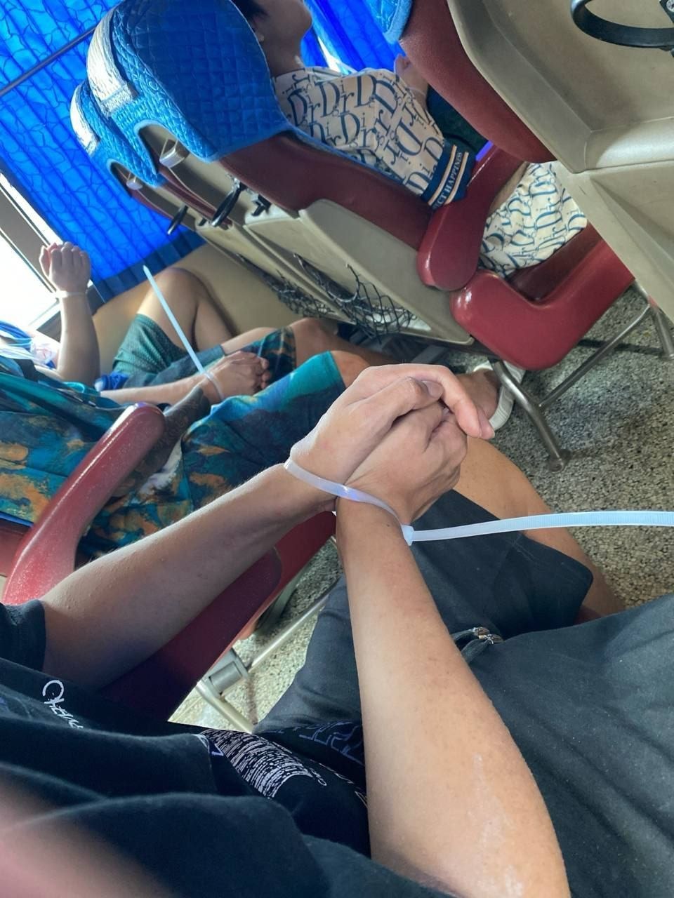 最新消息 🇰🇭西港金玉满堂的狗推已经有部分坐上大巴车前往金边安置点了，要不了几天就做飞机回国改造了