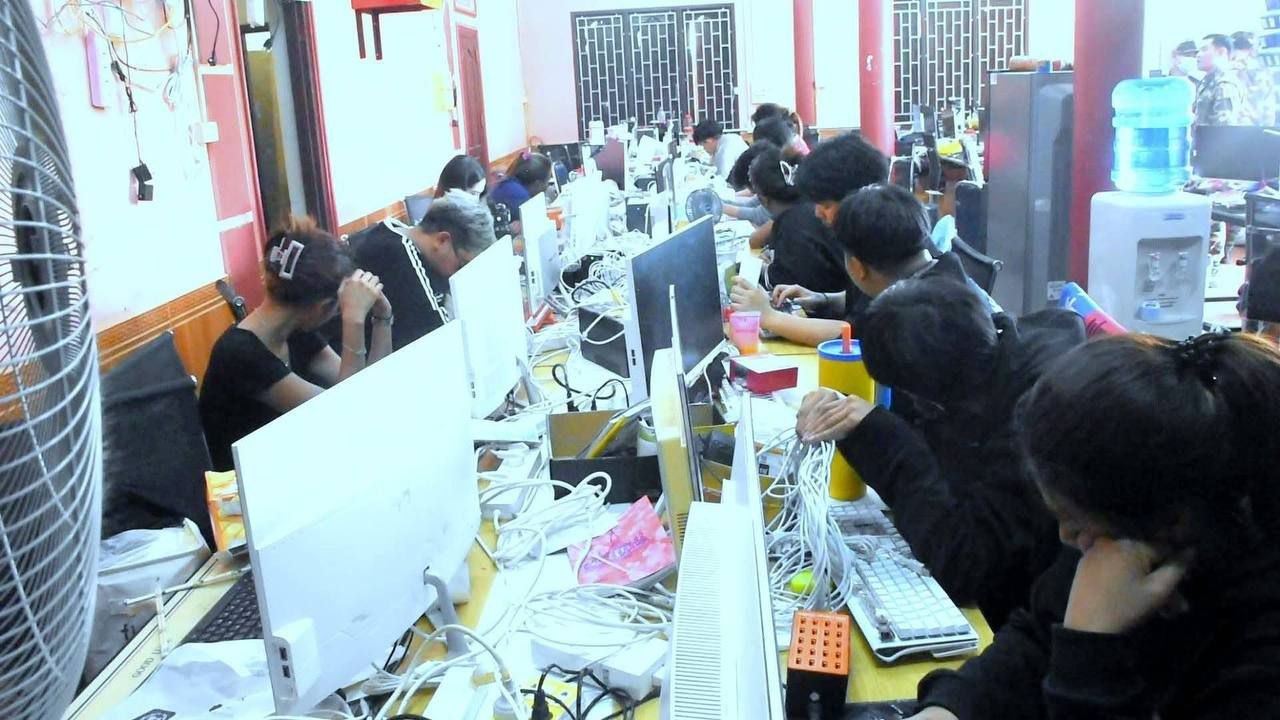 最新消息 🇱🇦老挝沙湾拿吉省警察局与省人民检察院合作，突击搜查了沙湾拿吉省凯山丰威汉县农皮村一家酒店，怀疑该酒店涉嫌计算机犯罪