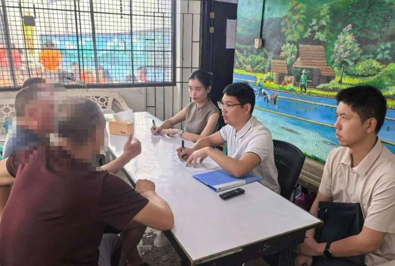 大使馆报道 驻菲律宾使馆领事探视69名被扣中国公民
