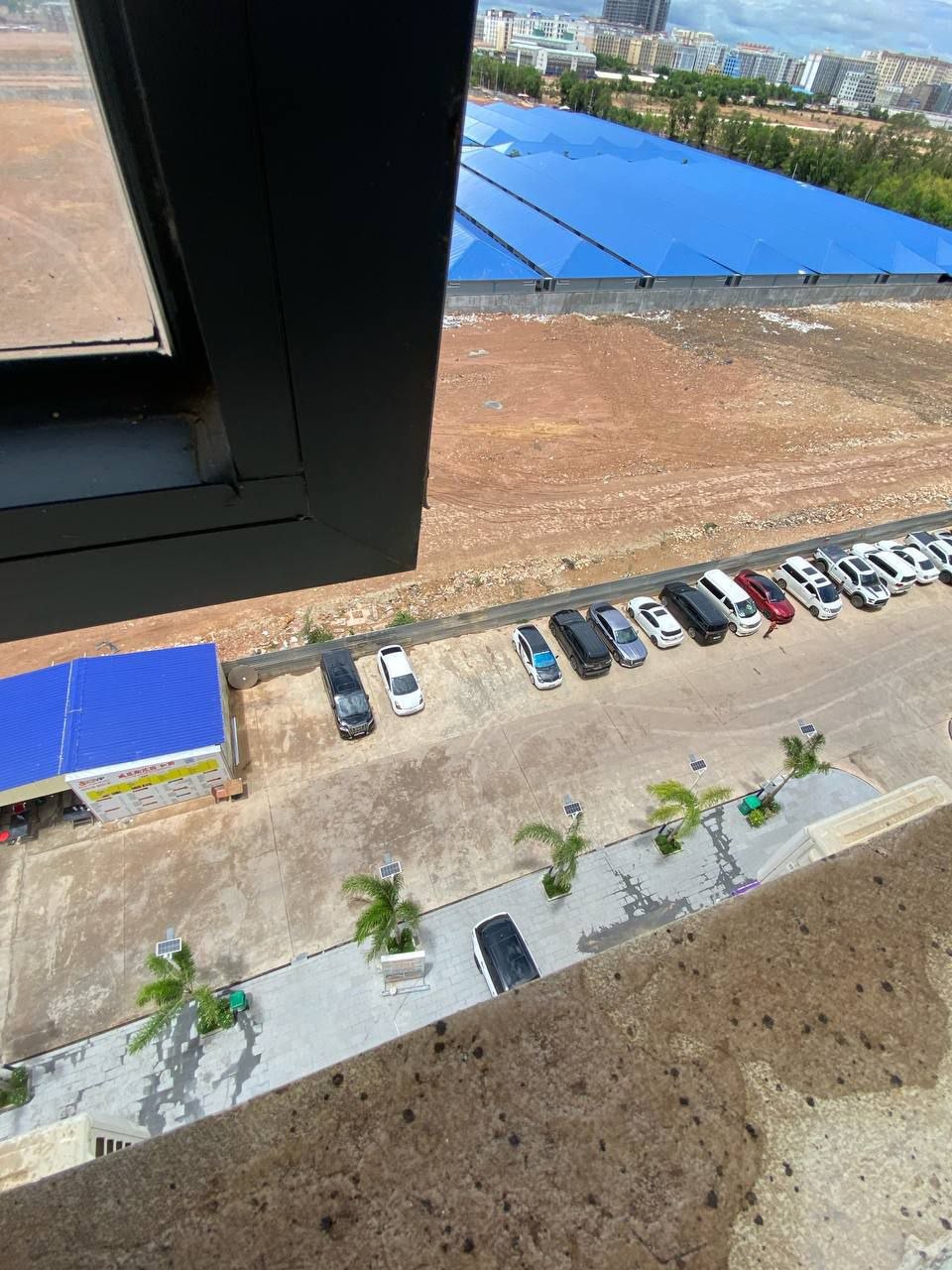 柬埔寨 木牌水立方附近 警察已经撤队 目前拉走50-60人左右 具体真实情况 自行考察