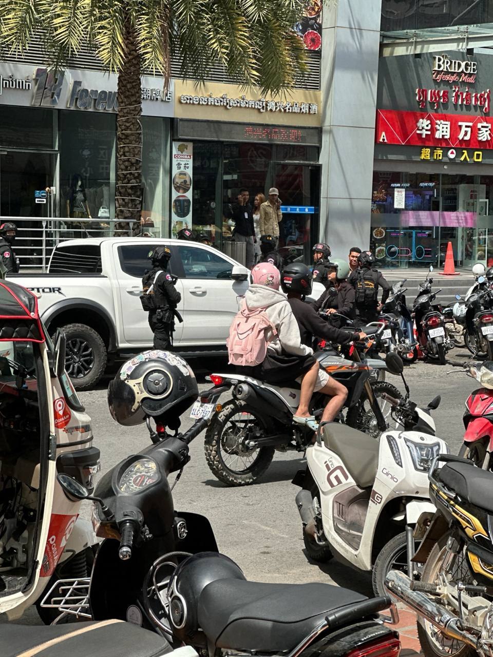 最新消息 🇰🇭金边金街桥牌大厦现在楼下很多宪兵警察在集合准备大检查了！！各位同胞注意！！