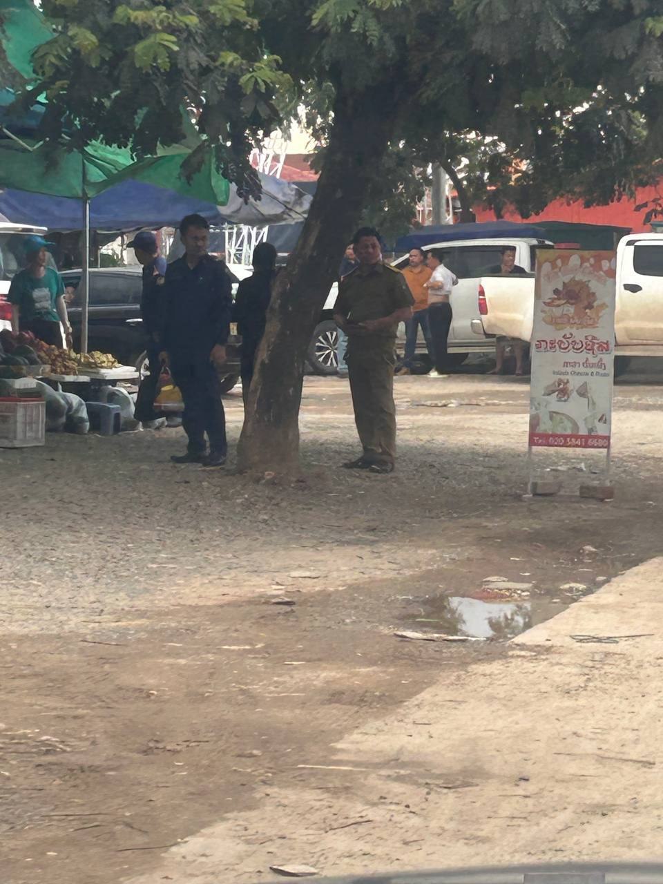 实时消息 老挝金三角特外东鹏市场旁边有老挝警察，不知道在抓什么还是检查，目前还在附近上班的抓紧停工