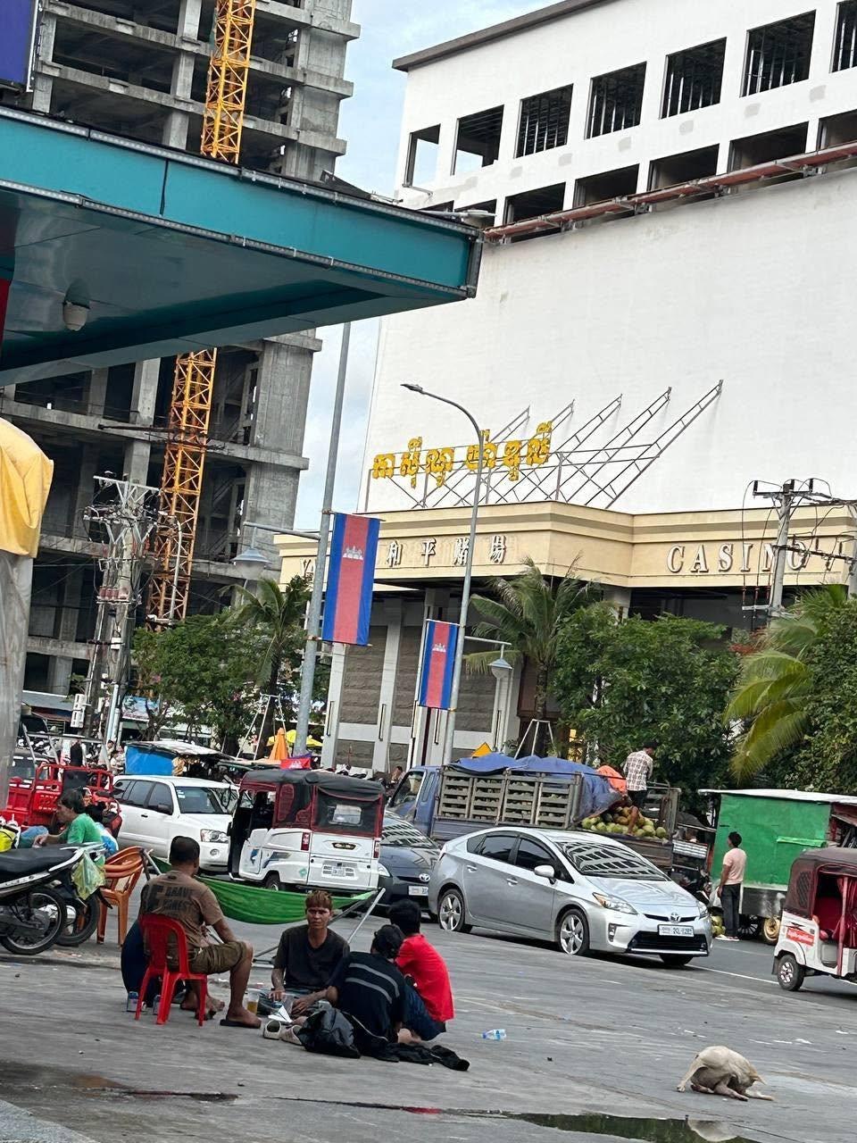 本地媒体 西港某赌场附近，父母嗜赌如命，竟然把一对儿子用绳子绑在赌场外，然后不管不顾的进赌场去玩了